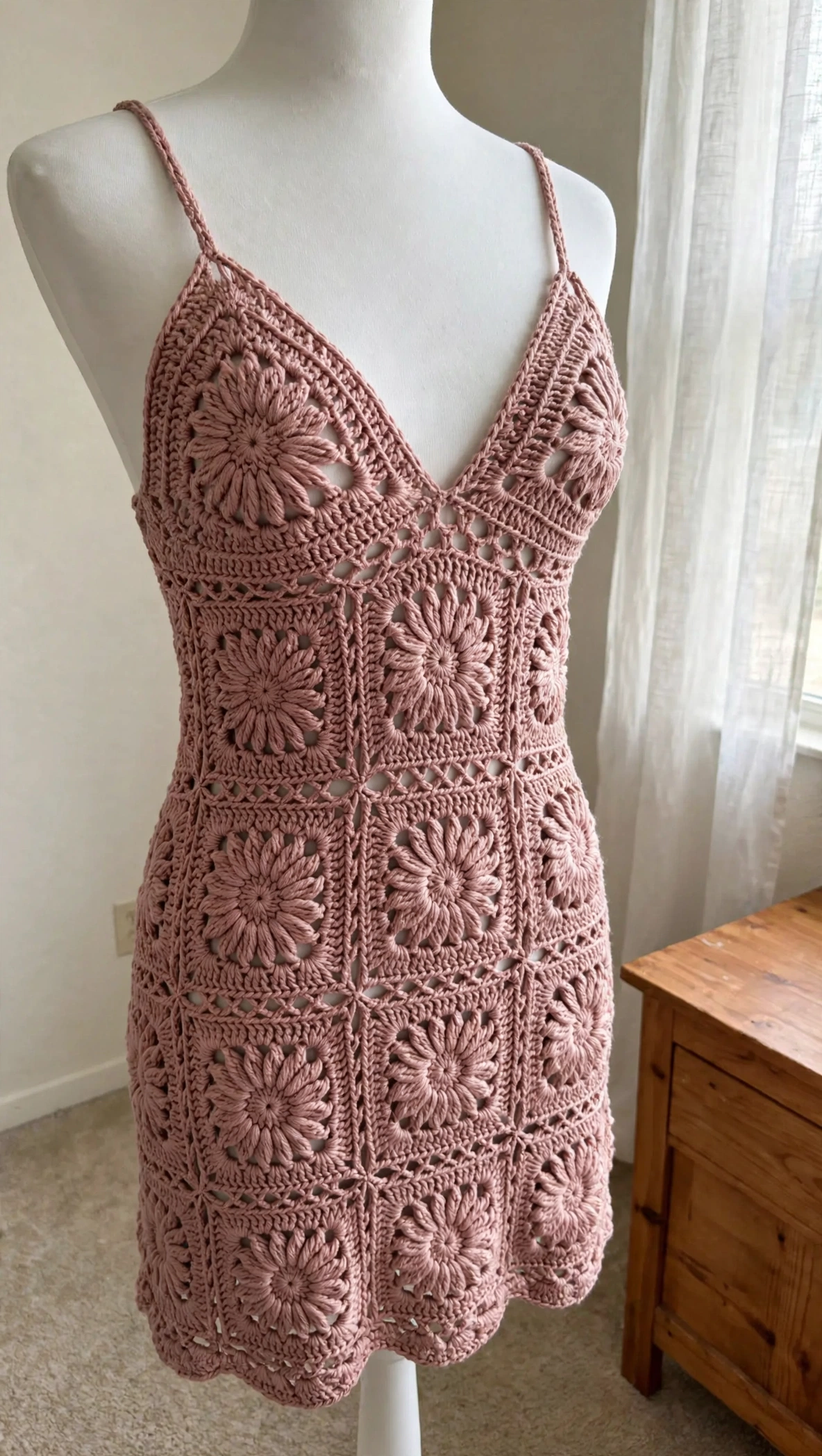 Altrosa Granny-Square-Minikleid – Detail