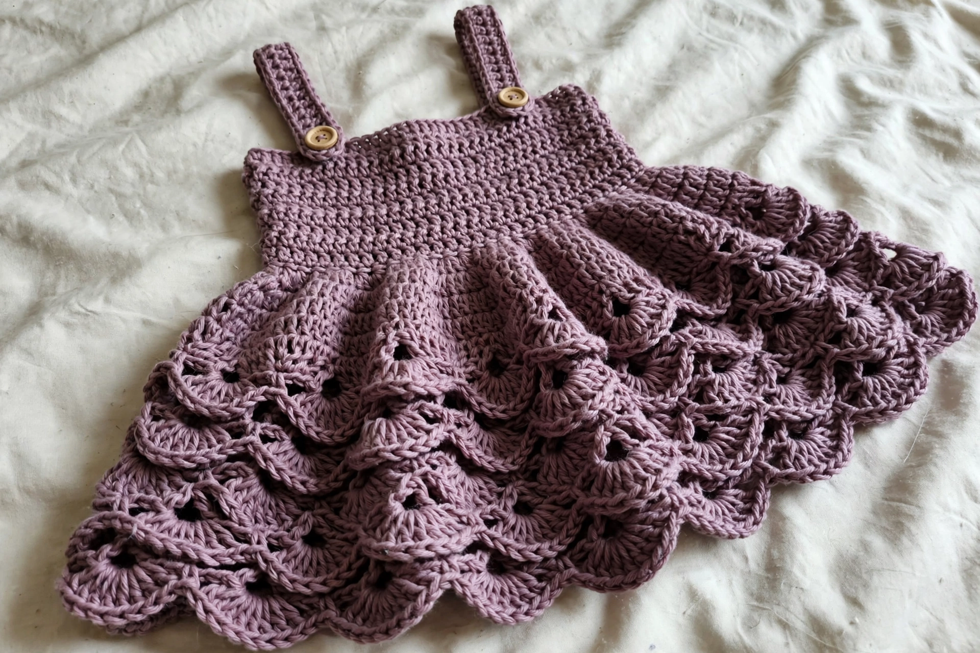 Altrosafarbenes Babykleid, Detailansicht des Muschelrocks