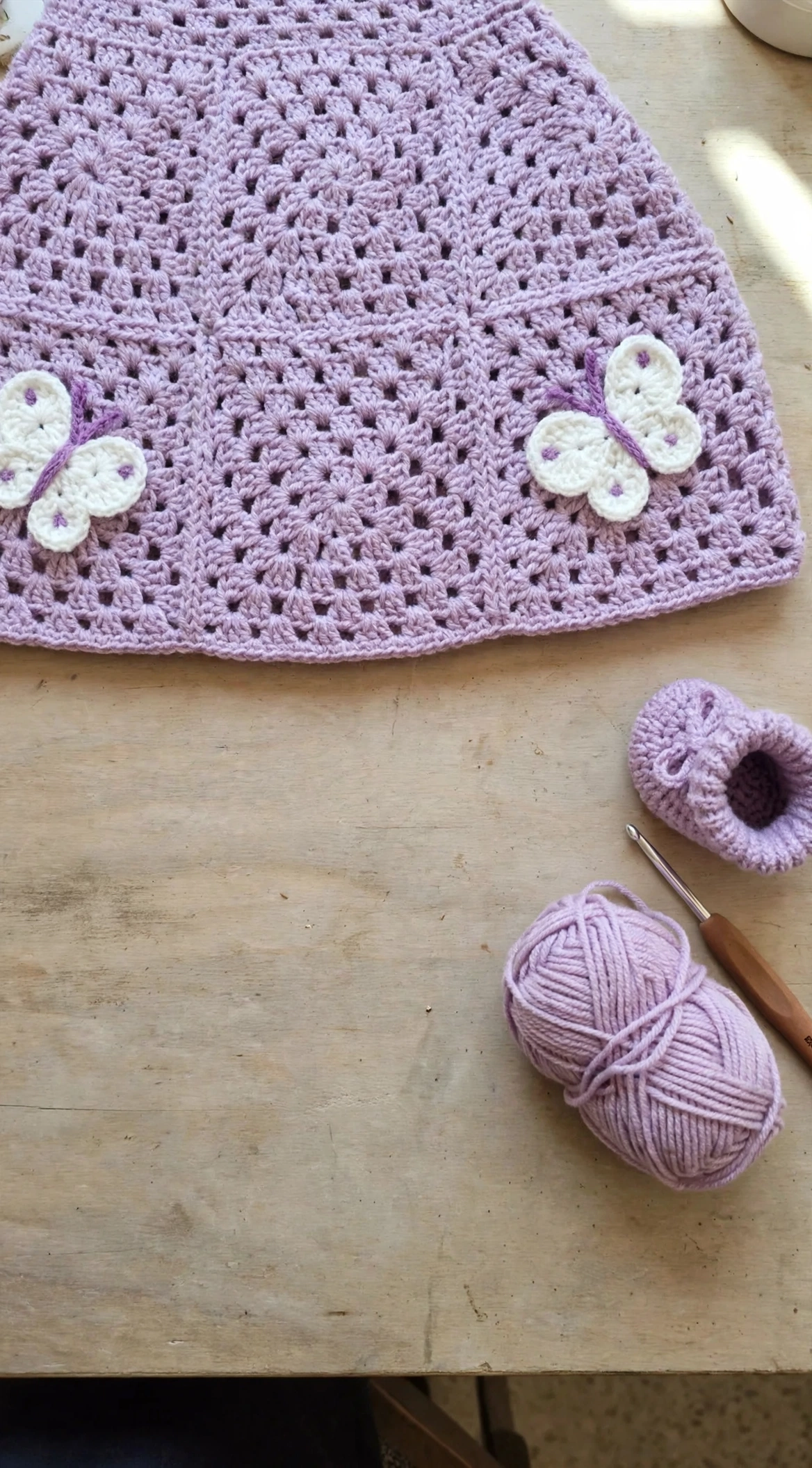 Schmetterlings-Applikations-Detail am Babykleid