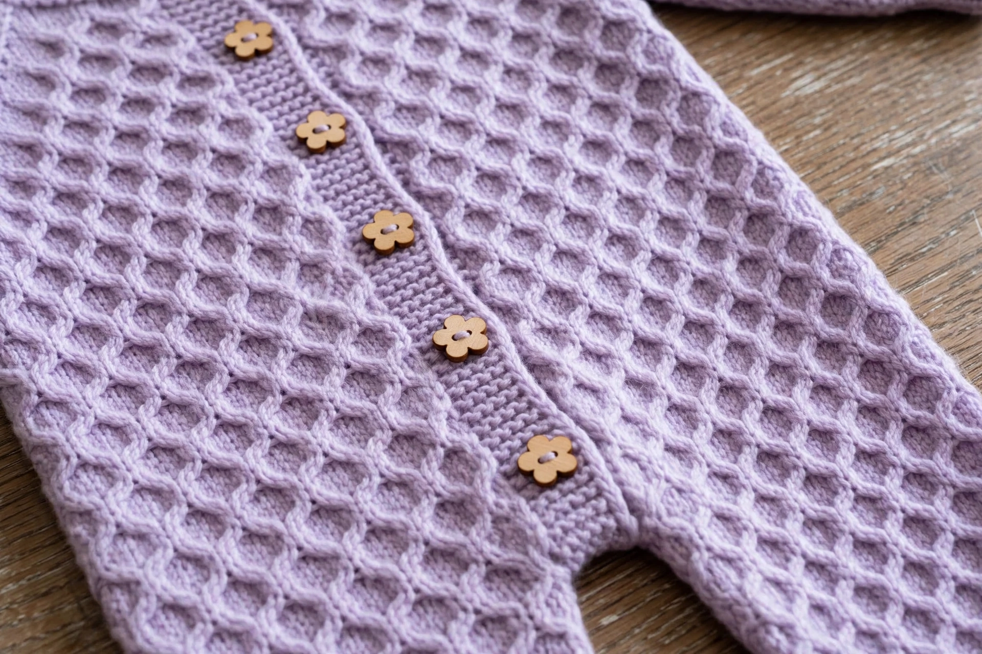Wabenmuster-Textur aus Puffmaschen in lavendel Wolle