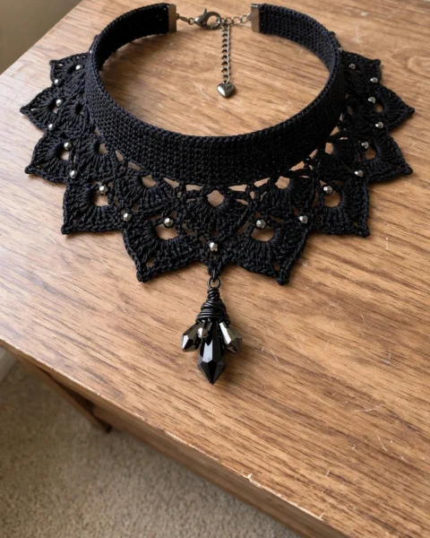 Mitternachts-schwarzer Gothic Spitzen-Choker – Kostenlose Häkelanleitung