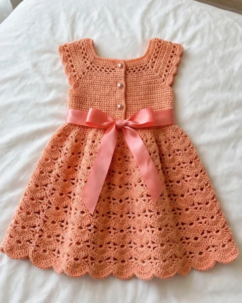 Pfirsichblüten-Kleid für Kleinkinder – Kostenlose Häkelanleitung