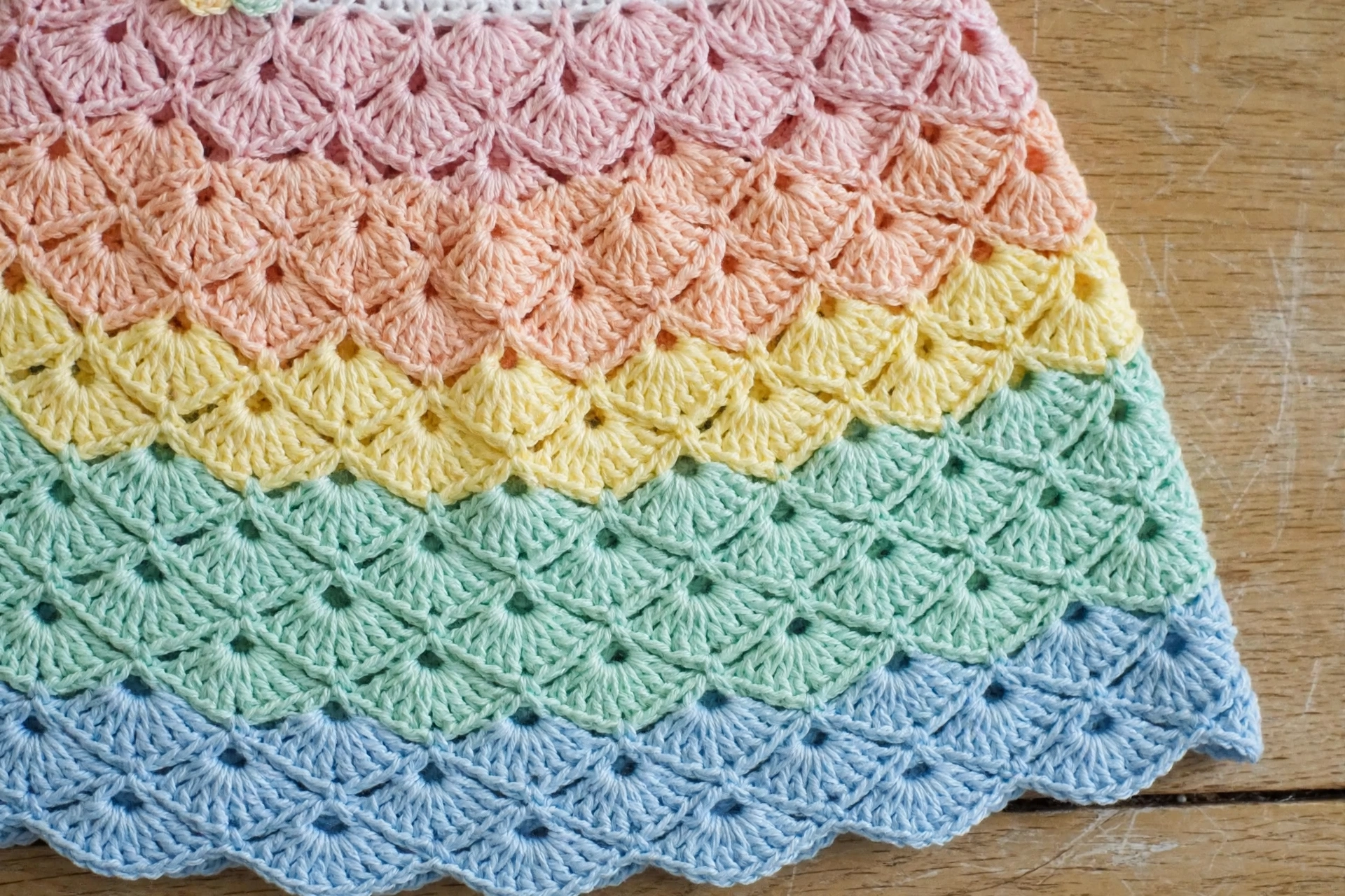 Nahaufnahme des Pastell-Regenbogen-Fächerstichmusters am Kleid