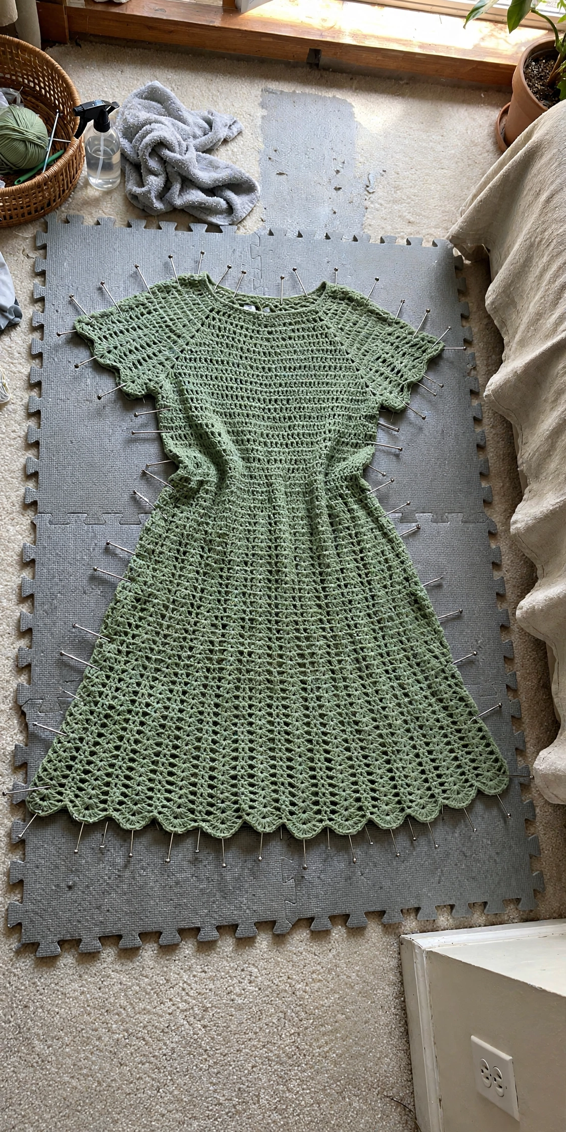 Salbei grünes geripptes Kleid Fertigstellung Detail