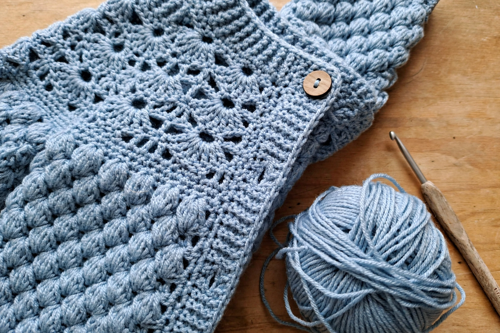 Staubblauer Baby-Cardigan Detail