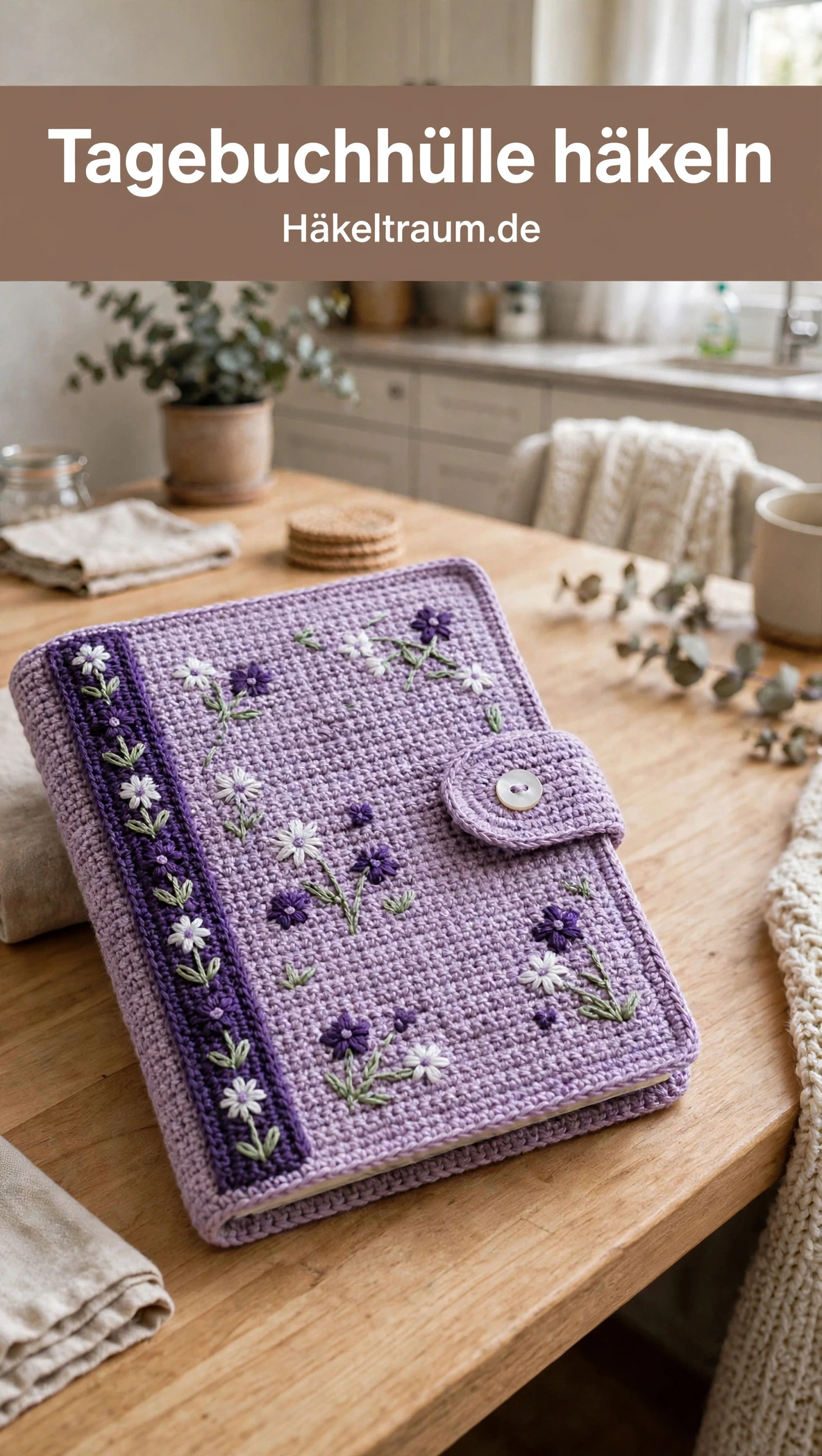 Gehäkelte Tagebuchhülle mit Wildblumenstickerei