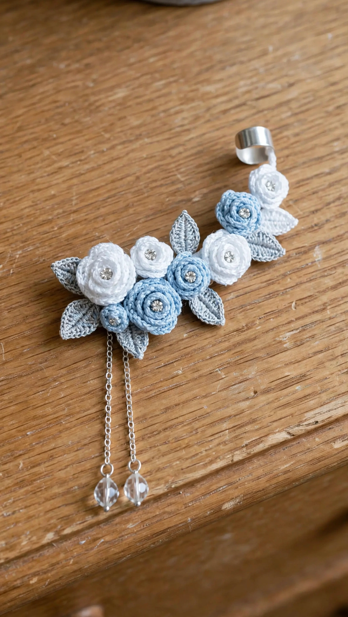 Winterrosen Ear Cuff Detail